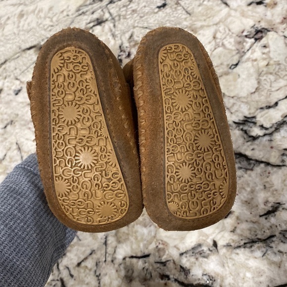 Baby Ugg Caden Boots in size 2/3 - Picture 6 of 8